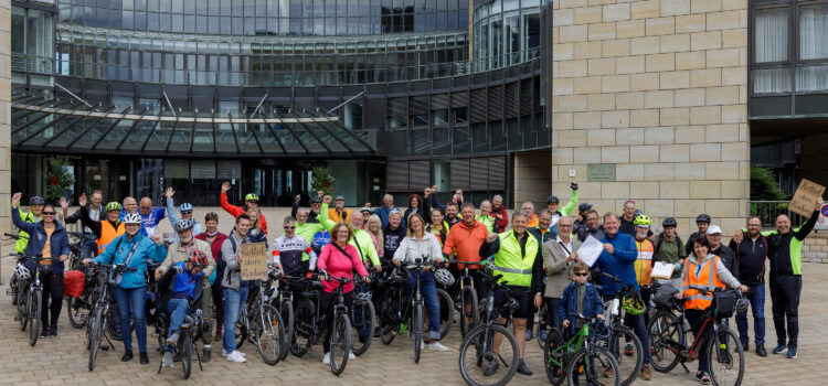 Radfahrer zeigen in Düsseldorf deutlich Flagge – Vor dem Landtag Druck gemacht